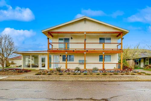 Spacious multi-unit coastal getaway close to the river and downtown with WiFi