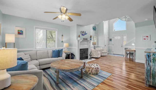 Spacious (multi) Family Home - Walk to Beach and Restaurants - "Cerulean C"