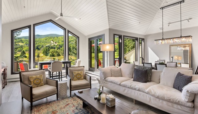 Spacious Multi-Level Townhome W/Deck, Views! Grill, Garage, Large Balcony! On Free Shuttle Route