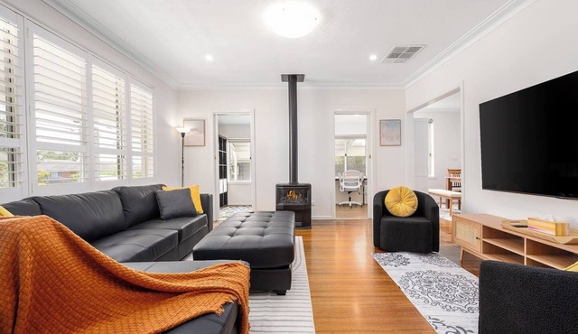 Spacious Multifunctional 5BR Retreat with Backyard