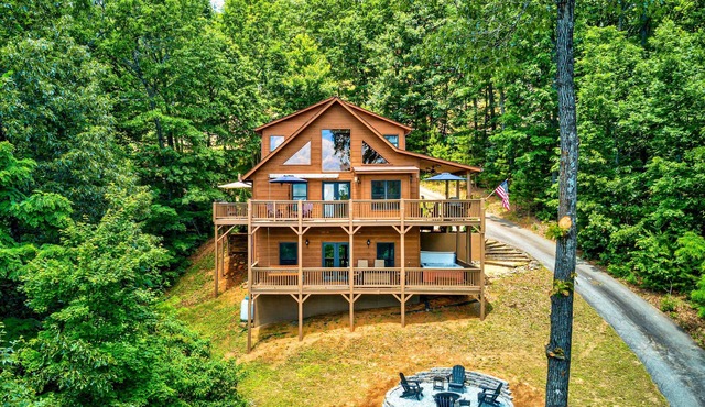 Spacious Murphy Chalet w/Hot Tub: Mtn Views!