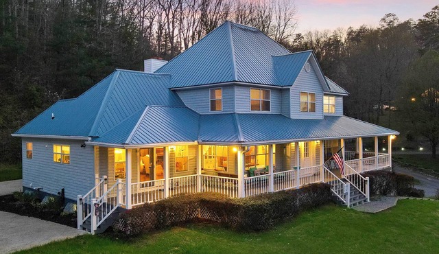 Spacious Murphy Home w/Game Room + Fire Pit!