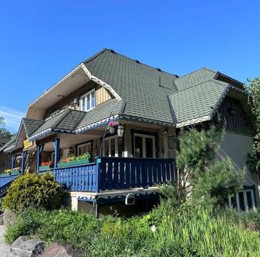 Spacious Muskoka Chalet , Game Room & Family Retreat