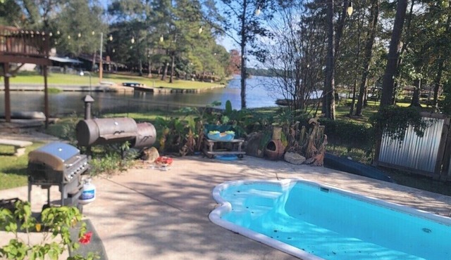 Spacious, Nature lover's, kayaking retreat, with heated pool on private lake.
