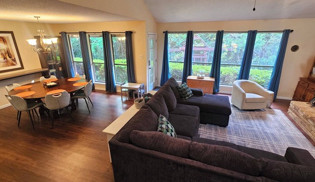 Spacious Nature Retreat - Sleeps 10, Fiber Wi-Fi, Big Yard to Play