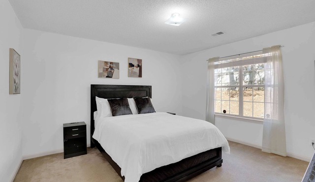 Spacious NE Columbia Home – Vaulted Ceilings & Outdoor Deck