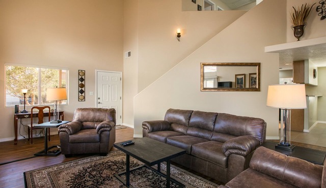 Spacious NE home w/Spa-5 min from Breweries, Balloon Fiesta Park, Hiking/Biking
