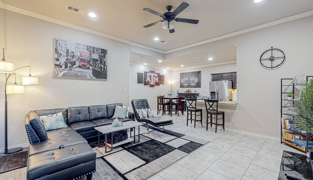 Spacious Near Campus with a grill & washer/dryer
