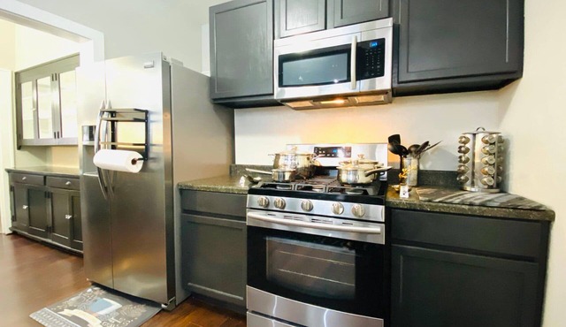 Spacious near Downtown Sleeps 9