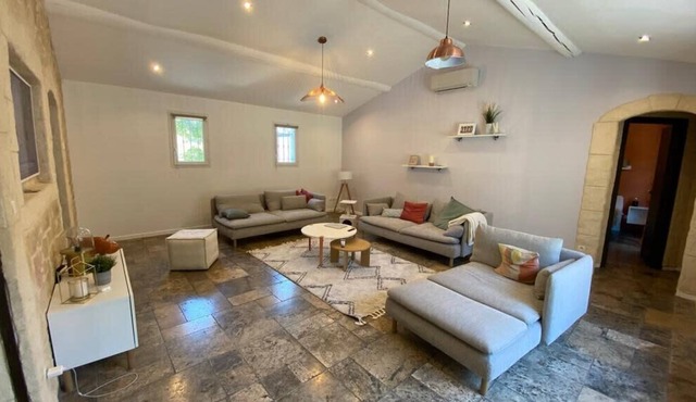 Spacious nest with pool near Avignon