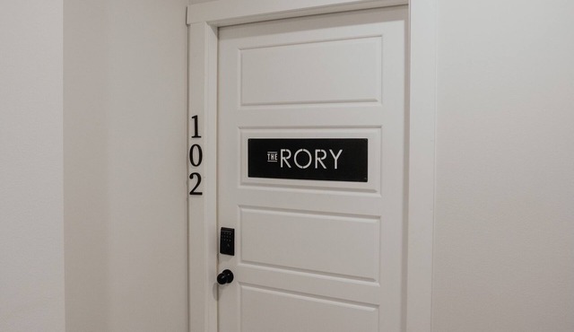 Spacious NEW 2 bedroom Downtown Loft, The Rory!
