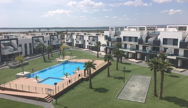 Spacious new 3 bed 2 bath luxury apartment with garage + storage room + terrace + solarium 81m²