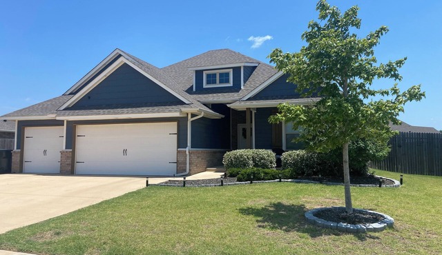 Spacious new 4-bedroom house with jetted tub, large backyard and outdoor TV