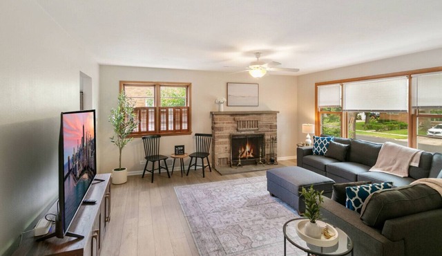 Spacious New 5 Bed Family Retreat Near Naval Base!