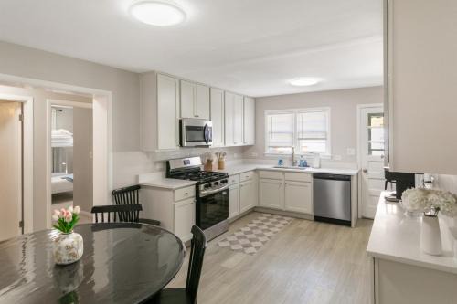 Spacious New 5 Bed Family Retreat Near Naval Base