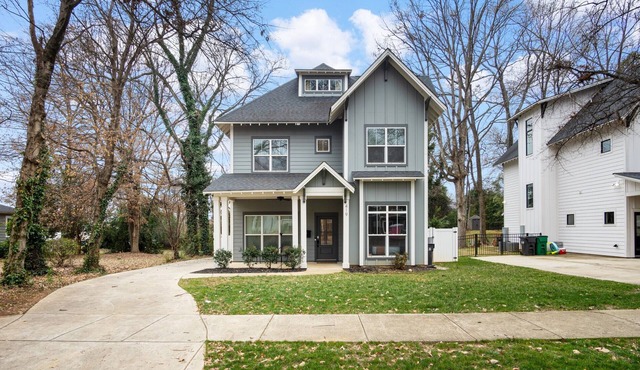 Spacious New 5-bedroom house in tranquil Charlotte with backyard