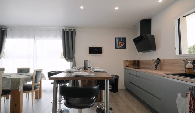 SPACIOUS NEW CONTEMPORARY VILLA