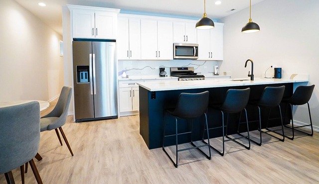 Spacious New Construction Apartment 3bed/2bath & Deck close to Univ. of Chicago