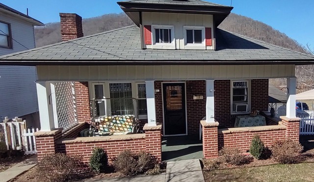 Spacious New River View, fenced yard, pets welcome, sleeps 5 adults.