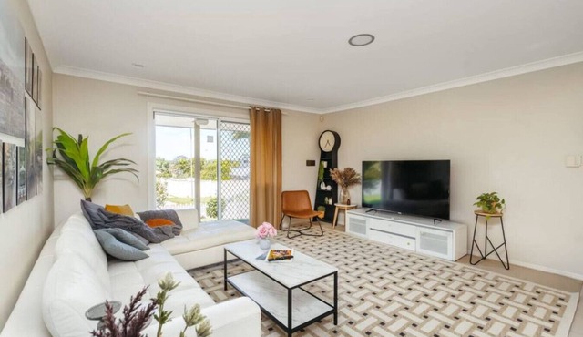 Spacious newly redecorated 5BD Family Home