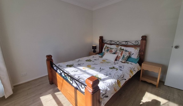 Spacious & Newly Home 15min to Airport& CBD. Free Parking/WI-FI. Sunshine North