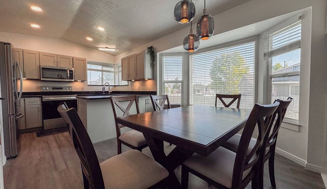 Spacious Newly Renovated 5-bedroom house with WiFi/AC for Large Family