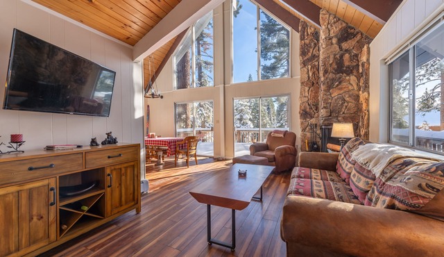 Spacious, newly remodeled, perfect location w/BBQ, Hot Tub, pool table, SmartTV