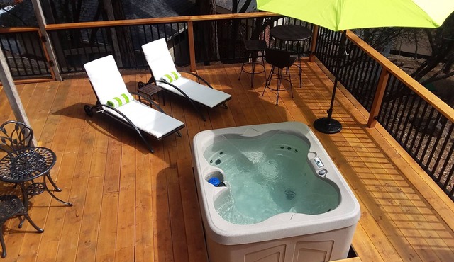 Spacious, newly rebuilt, split-level home with three decks near Yosemite