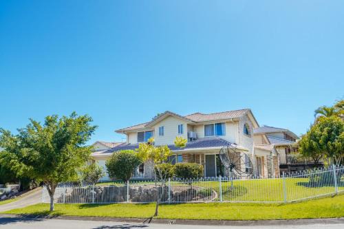 Spacious newly redecorated 5BD Family Home