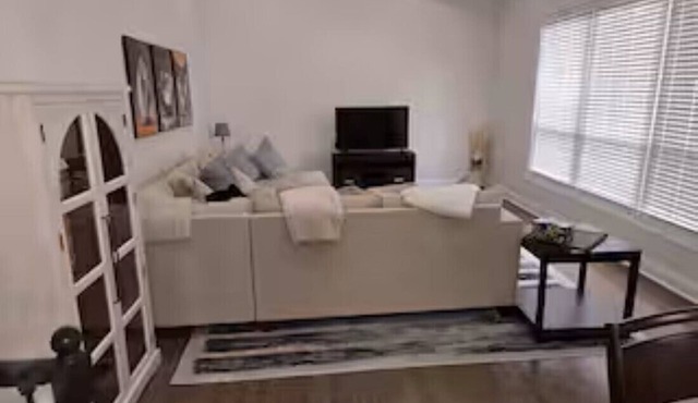 Spacious newly rehabbed, 5-bedroom house in nice Skokie with AC, WiFi