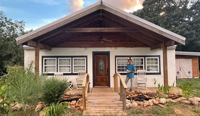 Spacious, newly remodeled home with a large porch and 8 min from downtown Athens