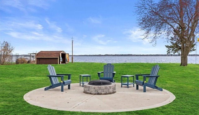Spacious Newly Renovated 5-bedroom Lake Front house in charming Beaver Dam WI