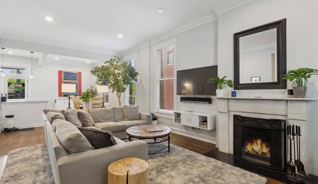 Spacious Newly Renovated Home in Lincoln Park that's Dog Friendly!