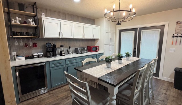 Spacious newly renovated family-sized home .5 mi Prairie Creek Marina, Rogers