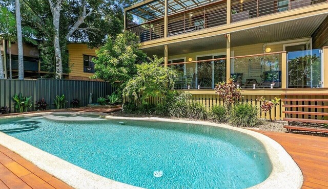 Spacious Noosa beachhouse - where the forest meets the sea - great for families!