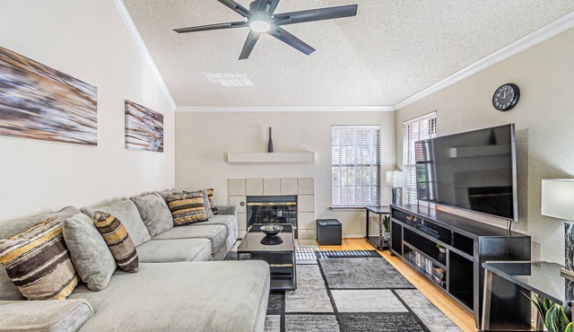 Spacious North Dallas 3BR 2BA Home with 2 Living Areas, Great for Work or Family