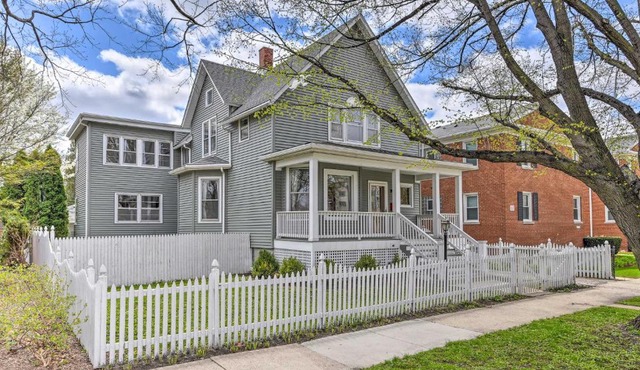 Spacious Oak Park Home, 11 Mi to Downtown Chicago!