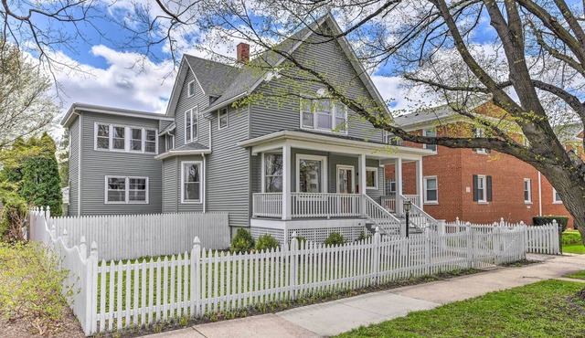 Spacious Oak Park Home, 11 Mi to Downtown Chicago!