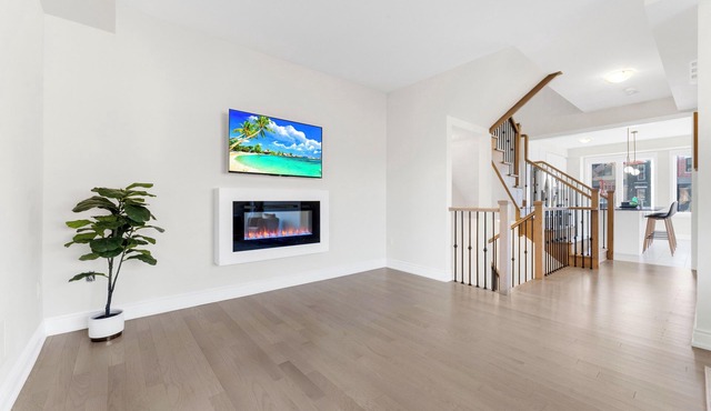 Spacious Oakville 5 Bedroom Home - Sleeps 10 - Free Parking + Pet Friendly