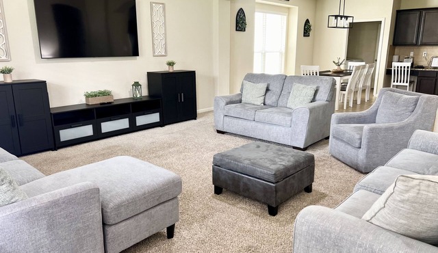 Spacious Oasis 5BR/4BA Lackland AFB BMT Riverwalk