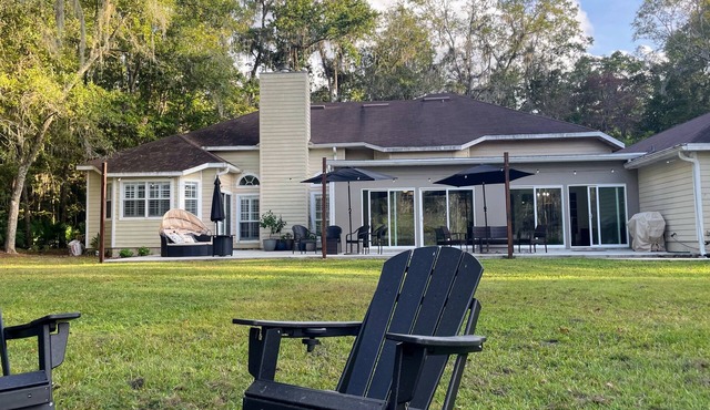 Spacious oasis in the city. Gainesville. Great backyard. 4 Bedrooms 3 baths.