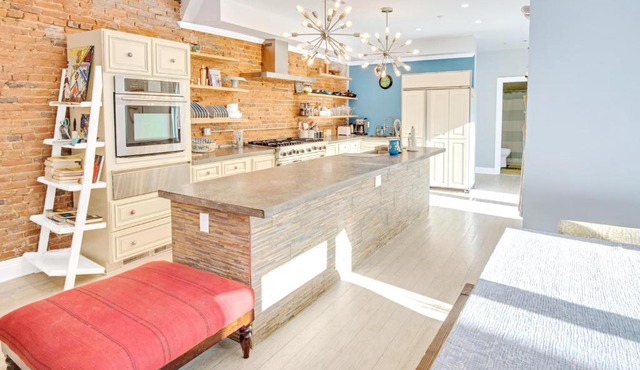 Spacious Oasis - Parking, Private Patio & Roofdeck