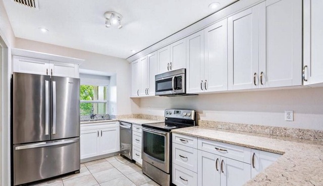 Spacious oasis minutes from beach and shopping