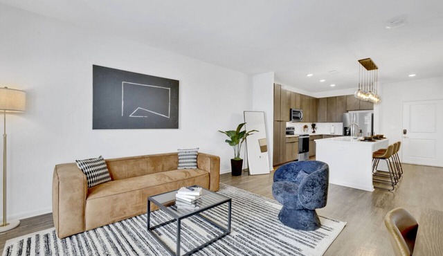 Spacious Oasis w/Pool, Gym, & Stunning City Views