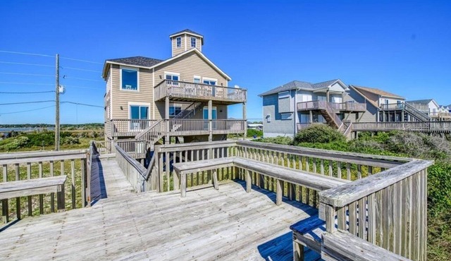 Spacious Oceanfront Retreat – A Coastal Gem for Families & Friends
