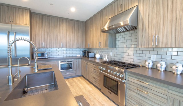 Spacious ocean view home with a basketball hoop, firepit, & grill - dogs ok