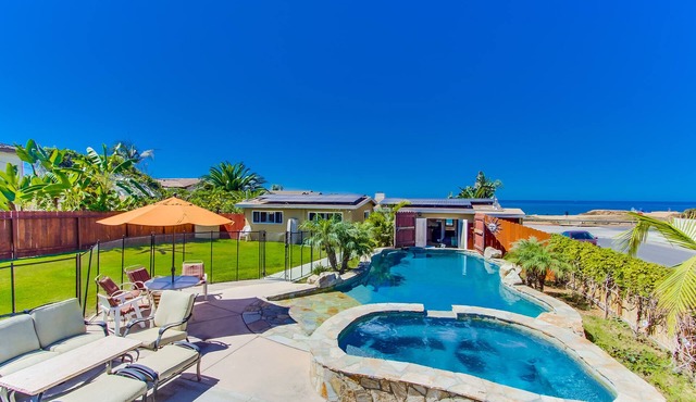 SPACIOUS OCEANFRONT HOME W/PRIVATE HEATED POOL & HOT TUB-Ping Pong, Big Yard