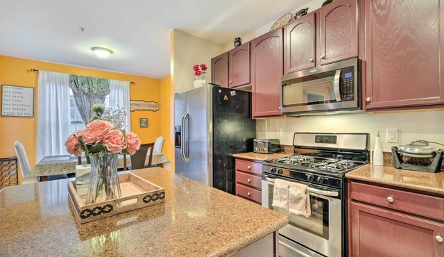 Spacious Odenton Townhome: 21 Mi to Baltimore