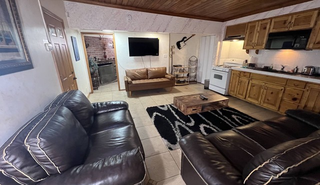 SPACIOUS ONE BEDROOM APARTMENT VERY CLOSE TO VENICE BEACH with washer/dryer