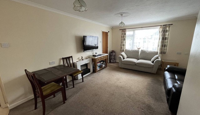 Spacious one bedroom apartment with off road parking + free wifi